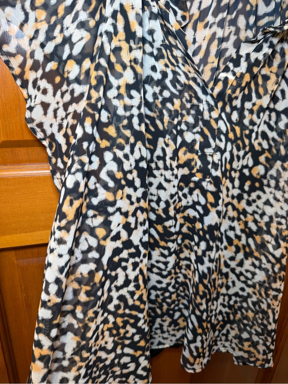 Evereve Leopard-Print Cap Sleeve Blouse — Size L - Picture 6 of 16